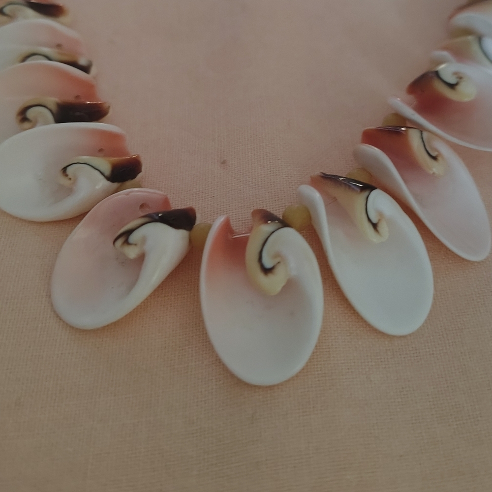 Vintage Luhuanus Strombus Spiral Strawberry Conch Shell Necklace Boho Beach - Picture 3 of 8